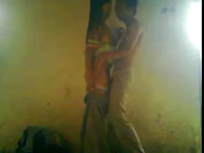 ಏಷ್ಯನ್ ಬೇಬ್ ಕಠಿಣ ಸಾಧನವನ್ನು ಸವಾರಿ ಮಾಡುತ್ತದೆ