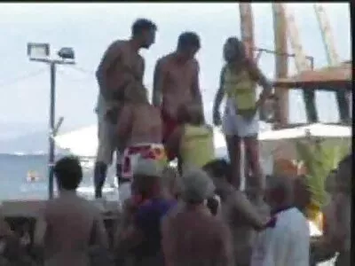 ದೊಡ್ಡ ಚೇಕಡಿ ಹೊಂದಿರುವ ಮುದ್ದಾದ ಶ್ಯಾಮಲೆ ಲೈಂಗಿಕತೆಯನ್ನು ಹೊಂದಿದೆ