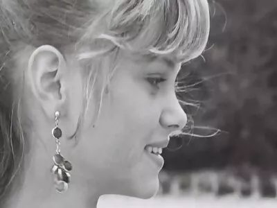 ಮುದ್ದಾದ ಸುಂದರಿ ಲೈಂಗಿಕತೆಯನ್ನು ಹೊಂದಿದ್ದಾಳೆ ಮತ್ತು ಟಿಟ್ಸ್ ಲೋಡ್ ಪಡೆಯುತ್ತಾಳೆ