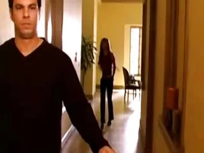 ಶ್ಯಾಮಲೆ ದೇಹವನ್ನು ನೆಕ್ಕುವುದು ಮತ್ತು ಕೋಳಿ ಹೀರುವುದು