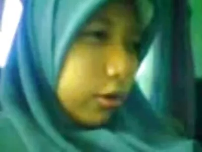 ಮಸುಕಾದ ಕೋಣೆಯಲ್ಲಿ ಹೊಂಬಣ್ಣವು ತನ್ನ ಪ್ರೇಮಿಯ ಮೇಲೆ ಬರುತ್ತಿದೆ