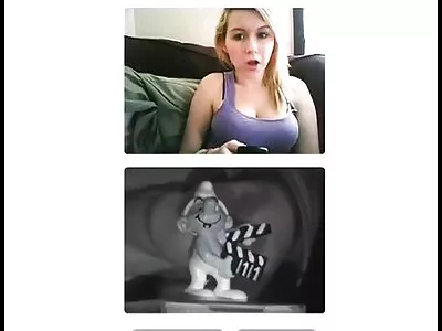 ಬಿಗ್ ಲ್ಯಾಟಿನಾ ಡಿಲ್ಡೊದೊಂದಿಗೆ ಆಡುತ್ತದೆ