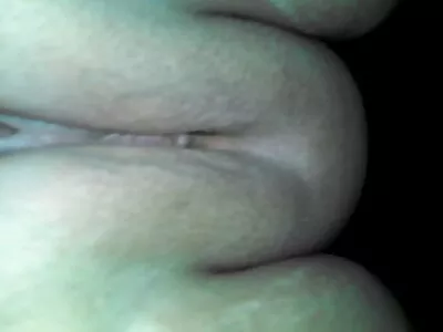 ಮುದ್ದಾದ ಮಗು ತನ್ನ ಬಟ್ಟೆಗಳನ್ನು ತೆಗೆಯುತ್ತಿದೆ