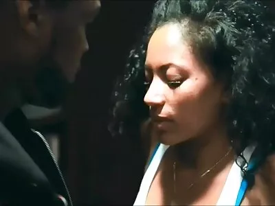 ಮುದ್ದಾದ ಹೊಂಬಣ್ಣವು ತುಂಬಿ ಮುಖವನ್ನು ಪಡೆಯುತ್ತದೆ