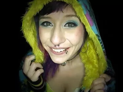 ಹದಿಹರೆಯದ ಶ್ಯಾಮಲೆ ಹುಂಜವನ್ನು ಹೀರುತ್ತದೆ ಮತ್ತು ಕಮ್ ಪಡೆಯುತ್ತದೆ