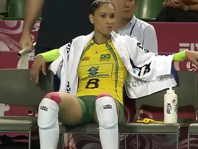 ಸಮುದ್ರತೀರದಲ್ಲಿ ರುಚಿಕರವಾದ ನಗ್ನ ಮಿಲ್ಫ್ ಕೂಚ್