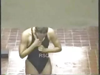 ಸುಂದರ ಏಷ್ಯನ್ ಹುಡುಗಿ ತನ್ನ ಮುಖವನ್ನು ಡಿಕ್ ಮೇಲೆ ತುಂಬುತ್ತಾಳೆ