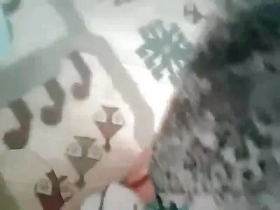 ಇಬ್ಬರು ವ್ಯಕ್ತಿಗಳು ಈ ಸುಂದರ ಶ್ಯಾಮಲೆ ಮರಿಯನ್ನು ಒಡೆದು ಹಾಕುತ್ತಾರೆ