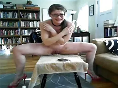 ನಕಲಿ ಚೇಕಡಿ ಹಕ್ಕಿಗಳು ಹುಂಜದ ಮೇಲೆ ಜಿಗಿಯುತ್ತವೆ