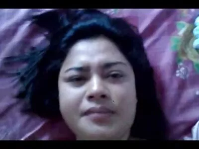 ಕನ್ನಡಕದಲ್ಲಿರುವ MILF ಕೋಳಿಯನ್ನು ಹೀರುತ್ತದೆ ಮತ್ತು ಬಾಯಿಯಲ್ಲಿ ಲೋಡ್ ಆಗುತ್ತದೆ