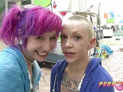 ಅವಳ ಬಿಗಿಯಾದ ಬೀವರ್‌ಗಾಗಿ ಬೃಹತ್ ಆಟಿಕೆ