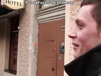 ಹದಿಹರೆಯದವರು ಪಕ್ಷದ ದೋಣಿ ಸವಾರಿ ಮಾಡುತ್ತಾರೆ