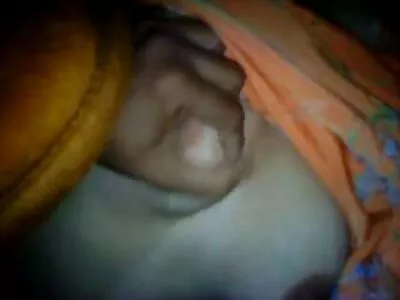 ಸುಂದರವಾದ ನೈಸರ್ಗಿಕ ಎದೆಗಳನ್ನು ಹೊಂದಿರುವ ಶ್ಯಾಮಲೆ ಹುಡುಗಿ ವೆಬ್‌ಕ್ಯಾಮ್‌ನಲ್ಲಿ ಕೀಟಲೆ ಮಾಡುತ್ತಾಳೆ