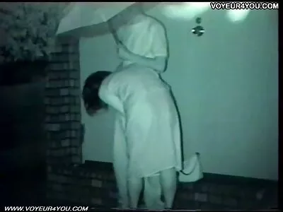 ಏಷ್ಯನ್ ಮಹಿಳೆ ಕೋಳಿಯ ಮೇಲೆ ಜಾರುತ್ತದೆ