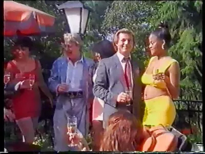 ಹೊಂಬಣ್ಣದ ಆಕರ್ಷಕ ಗೆಳತಿ ಹುಂಜದ ಮೇಲೆ ಸವಾರಿ ಮಾಡುತ್ತಾಳೆ ಮತ್ತು ಹೊಡೆತಕ್ಕೊಳಗಾಗುತ್ತಾಳೆ