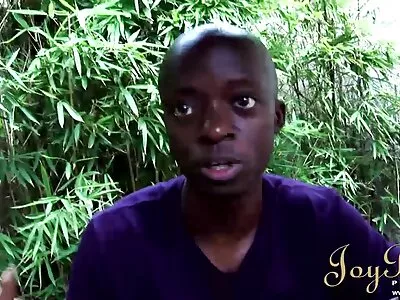 ನಾಟಿ ರೆಡ್‌ಹೆಡ್ ತನ್ನ ಪುರುಷನನ್ನು ಹೊರಗೆ ಹೀರಿಕೊಳ್ಳುತ್ತದೆ