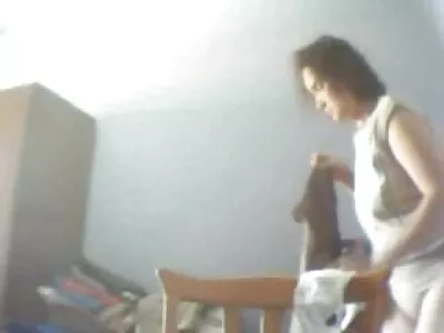 ಆಕರ್ಷಕ ಶ್ಯಾಮಲೆ ಹ್ಯಾಂಡ್‌ಜಾಬ್ ಮತ್ತು ಹೀರುವ ಹುಂಜ