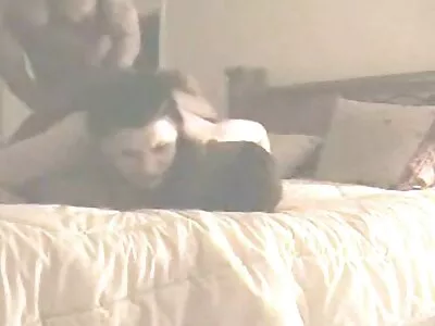 ಶ್ಯಾಮಲೆ ಮರಿ ಬಾತ್ರೂಮ್‌ನಲ್ಲಿ ಪರಾಕಾಷ್ಠೆಗೆ ತರುತ್ತದೆ