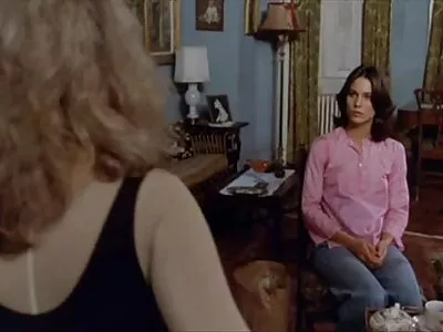 ಬೋಡಾಸಿಯಸ್ ಶ್ಯಾಮಲೆ ಒಳಗೆ ಬೃಹತ್ ಕೋಳಿಯನ್ನು ಪಡೆಯುತ್ತದೆ.