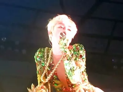 ಸ್ಕಿಂಪಿಯಾದ ಬಿಕಿನಿ ನೃತ್ಯದಲ್ಲಿ ಬೆವರುವ ಮರಿ