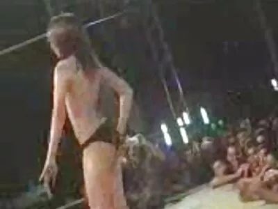 ಸ್ಟಾಕಿಂಗ್ಸ್ನಲ್ಲಿನ ಮರಿಗಳು ಕಾಡಿನಲ್ಲಿ ಸಿಲುಕಿಕೊಳ್ಳುತ್ತವೆ