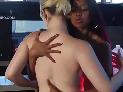 ಅವಳು ಅದನ್ನು ಕಟ್ಟಿದ ಕಣ್ಣುಗಳಿಂದ ಮಾಡಲು ಇಷ್ಟಪಡುತ್ತಾಳೆ