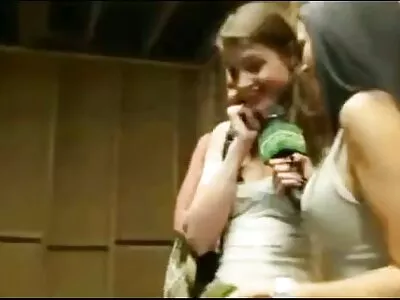 ನೈಸರ್ಗಿಕ ಚೇಕಡಿ ಹಕ್ಕಿಗಳುಳ್ಳ ಆಕರ್ಷಕ ಶಿಶು ಲೈಂಗಿಕ ಕ್ರಿಯೆಯನ್ನು ಹೊಂದಿದೆ