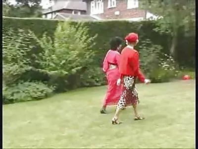 ಹೊಂಬಣ್ಣವು ದೊಡ್ಡ ಡಿಕ್ ಅನ್ನು ಹೀರುತ್ತದೆ ಮತ್ತು ಅವಳ ಬಾಯಿಯಲ್ಲಿ ಭಾರವನ್ನು ಪಡೆಯುತ್ತದೆ