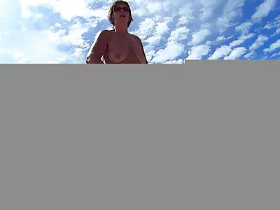 ದೊಡ್ಡ ನೈಸರ್ಗಿಕ ಉಣ್ಣಿ ಮತ್ತು ಲೈಂಗಿಕತೆಯೊಂದಿಗೆ ಹೆಂಡತಿ