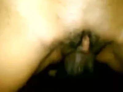 ಹೊಂಬಣ್ಣದ ಧೂಮಪಾನ ಮತ್ತು ಎರಡು ಹುಂಜಗಳನ್ನು ಹೀರುವುದು