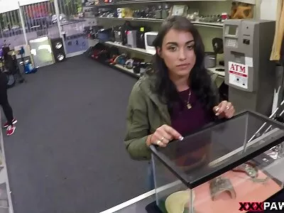 ನಾಚಿಕೆ ಹೊಂಬಣ್ಣದ ಸಣ್ಣ ಚೇಕಡಿ ಹಕ್ಕಿಗಳು ಮತ್ತು ಫಕಿಂಗ್