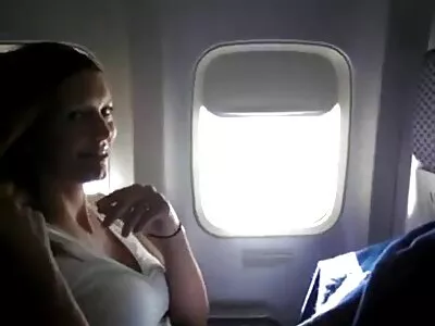 ಕೊಂಬಿನ ತರುಣಿ ಸೋಫಾದಲ್ಲಿ ಬಡಿಯುತ್ತಾನೆ