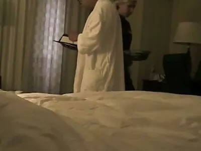 ಅವಳು ಪ್ರತಿ ಕೊನೆಯ ಹನಿ ಕಮ್ ಅನ್ನು ಹಿಂಡಿದಳು