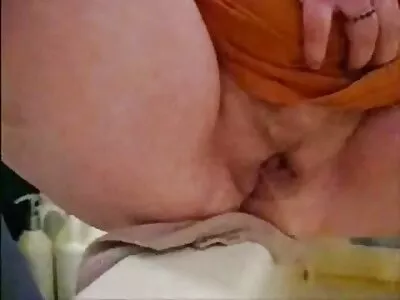 ಮುದ್ದಾದ ಹುಡುಗಿ ಒಬ್ಬ ಸೊಗಸುಗಾರನನ್ನು ಹೀರಿಕೊಂಡು ಅವನನ್ನು ತಬ್ಬಿಕೊಳ್ಳುತ್ತಾಳೆ