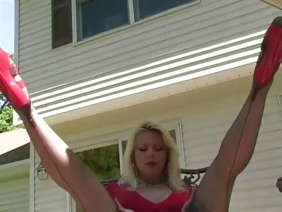 ತನ್ನ ಗೆಳತಿಯನ್ನು ಕುರ್ಚಿಯಲ್ಲಿ ಕೂರಿಸಿ ನಾಯಿಮರಿಯ ಭಂಗಿ