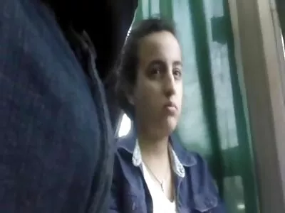 ವೈಬ್ರೇಟರ್ ಬಳಸಿ ದುಂಡುಮುಖದ ಮಗು