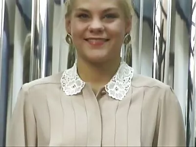 ದೊಡ್ಡ ಚೇಕಡಿ ಹಕ್ಕಿಯನ್ನು ಹೊಂದಿರುವ ಸೆಕ್ಸಿ ಹುಡುಗಿ ಆಳವಾದ ಹೊಡೆತವನ್ನು ನೀಡುತ್ತಾಳೆ