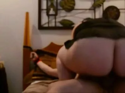 ದೊಡ್ಡ ಕತ್ತೆಯೊಂದಿಗೆ ರೆಡ್ ಹೆಡ್ ಬಿಚ್ ಕೋಳಿಯ ಮೇಲೆ ಜಿಗಿಯುತ್ತದೆ