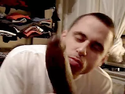 ನೈಸರ್ಗಿಕ ಚೇಕಡಿ ಹಕ್ಕಿಗಳು ಹೊಂದಿರುವ ಯುವ ಗೆಳತಿ