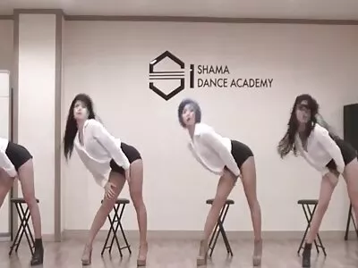 ಮೋಹಕವಾದ ಮೊಲವು ಬಾಯಿಯಲ್ಲಿ ಸಿಲುಕಿಕೊಳ್ಳುತ್ತದೆ