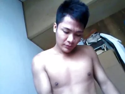 ದಡ್ಡ ಬೇಬಿ ತನ್ನ ಕಾಲುಗಳನ್ನು ಹರಡುತ್ತಾ ಮತ್ತು ಆಳವಾದ ಗಂಟಲಿನ ಕೋಳಿ