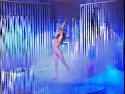 ನೀರು ಅವಳನ್ನು ಇನ್ನಷ್ಟು ಕೊಂಬು ಮಾಡುತ್ತದೆ