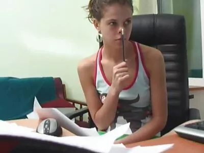 ಬೆರಗುಗೊಳಿಸುವ ಹವ್ಯಾಸಿ ಲ್ಯಾಟಿನಾ ಗೆಸ್ ಡಾರ್ಮ್ ಕೋಣೆಯಲ್ಲಿ ಬಡಿದಿದೆ