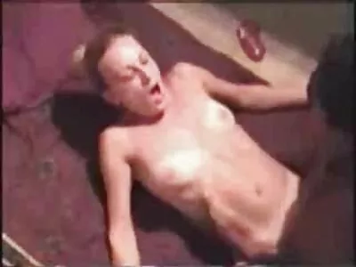 ರೆಡ್ ಹೆಡ್ ಡಾರ್ತ್ ವಾಡರ್ ಮುಖವಾಡದಲ್ಲಿ ಕ್ಯಾಮೆರಾ ಮುಂದೆ ಹಸ್ತಮೈಥುನ ಮಾಡುತ್ತಾನೆ