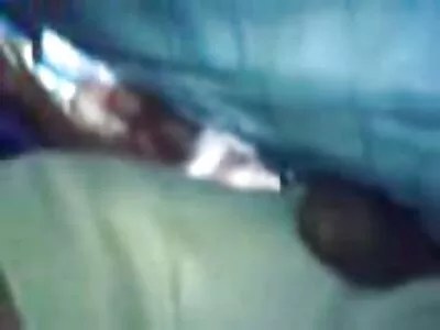 ಕೋಳಿಯ ಮೇಲೆ ಜಿಗಿಯುವ ಸಿಹಿ ಪುಸಿ ಹೊಂದಿರುವ ಮಗು