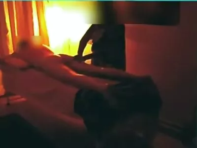 ಮಸುಕಾದ ಮತ್ತು ಹದವಾದ ಹದಿಹರೆಯದವರು ಒಟ್ಟಿಗೆ ಉಜ್ಜುತ್ತಾರೆ