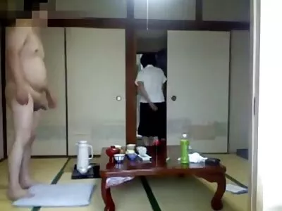 ದಟ್ಟವಾದ ಶ್ಯಾಮಲೆ ದಪ್ಪ ರಾಡ್ ಅನ್ನು ಹೀರುತ್ತದೆ ಮತ್ತು ಬೆರಳನ್ನು ಪಡೆಯುತ್ತದೆ