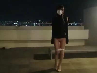 ಸಣ್ಣ ಚೇಕಡಿ ಹಕ್ಕನ್ನು ಹೊಂದಿರುವ ಹೊಂಬಣ್ಣವು ಡಿಕ್ ಹೀರುತ್ತದೆ ಮತ್ತು ಹುಂಜದ ಮೇಲೆ ಜಿಗಿಯುತ್ತದೆ