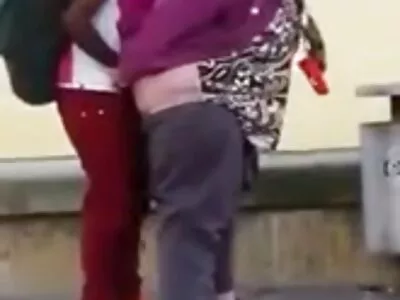 ಬ್ಲೋಜಾಬ್ ಮಾಡುತ್ತಿರುವ ಕನ್ನಡಕದೊಂದಿಗೆ ಸೆಕ್ಸಿ ಗೆಳತಿ