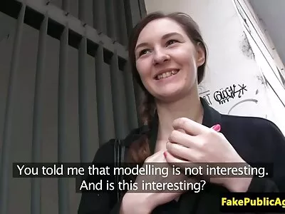 ದೊಡ್ಡ ಕತ್ತೆ ಮರಿ ಆಟಿಕೆಯ ಮೇಲೆ ಕುಳಿತಿದೆ